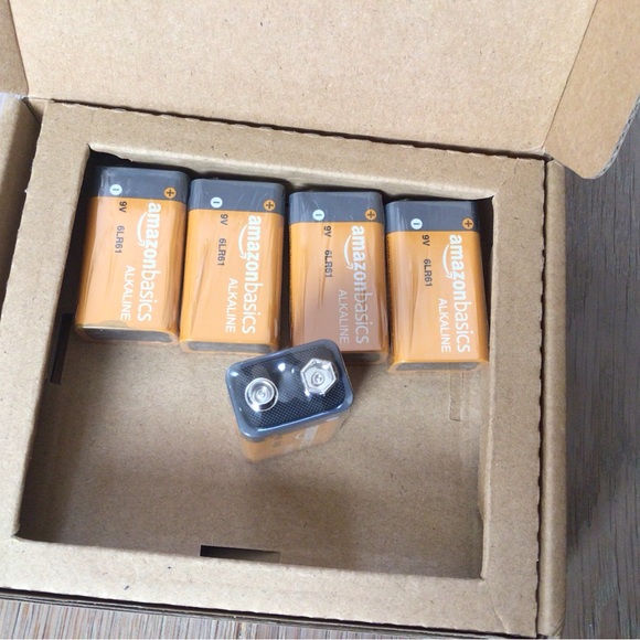 Amazon Basics 5-Count 9 Volt Alkaline Performance All-Purpose Batteries - Picture 2 of 5